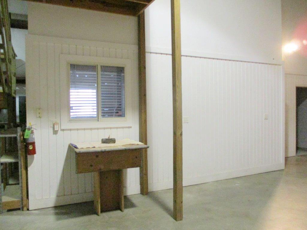 190 COMMERCIAL Square