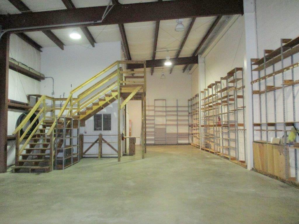 190 COMMERCIAL Square