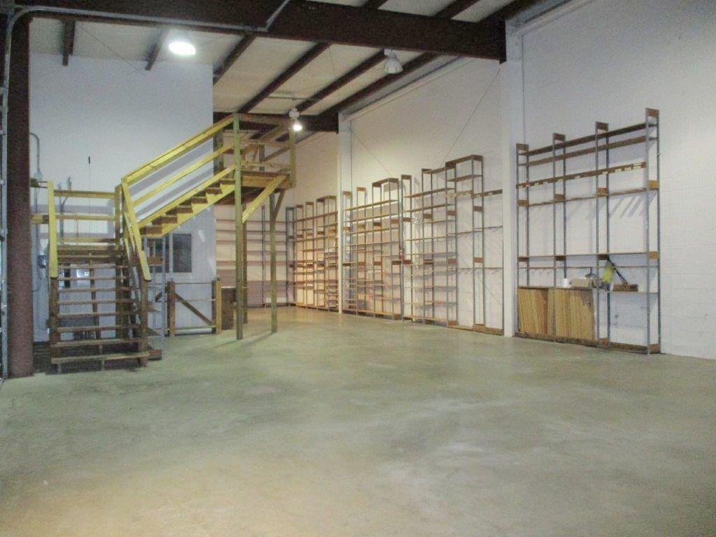 190 COMMERCIAL Square