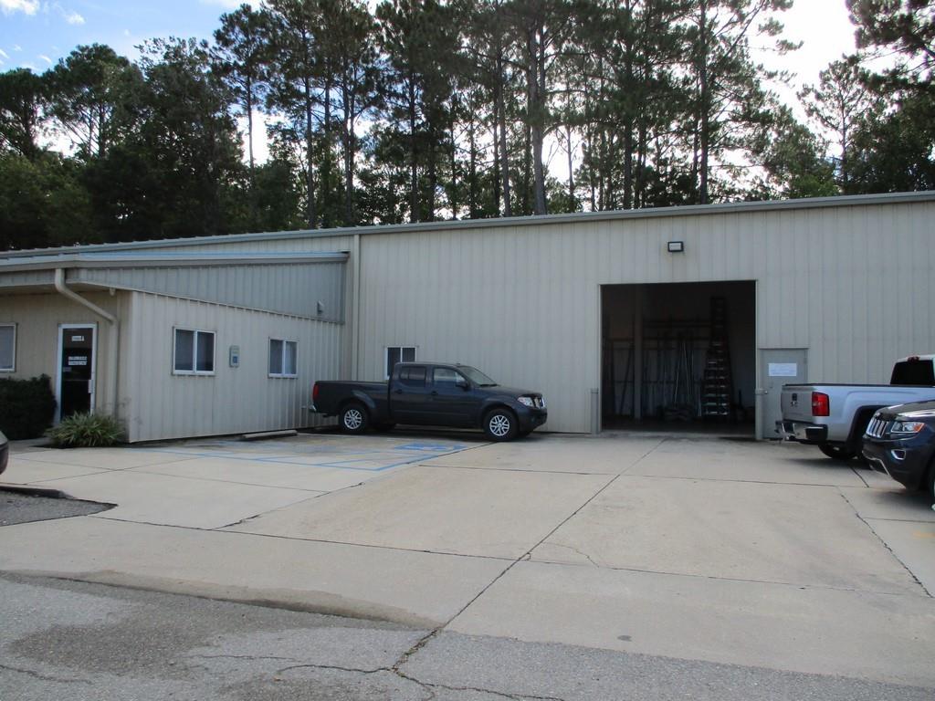 190 COMMERCIAL Square