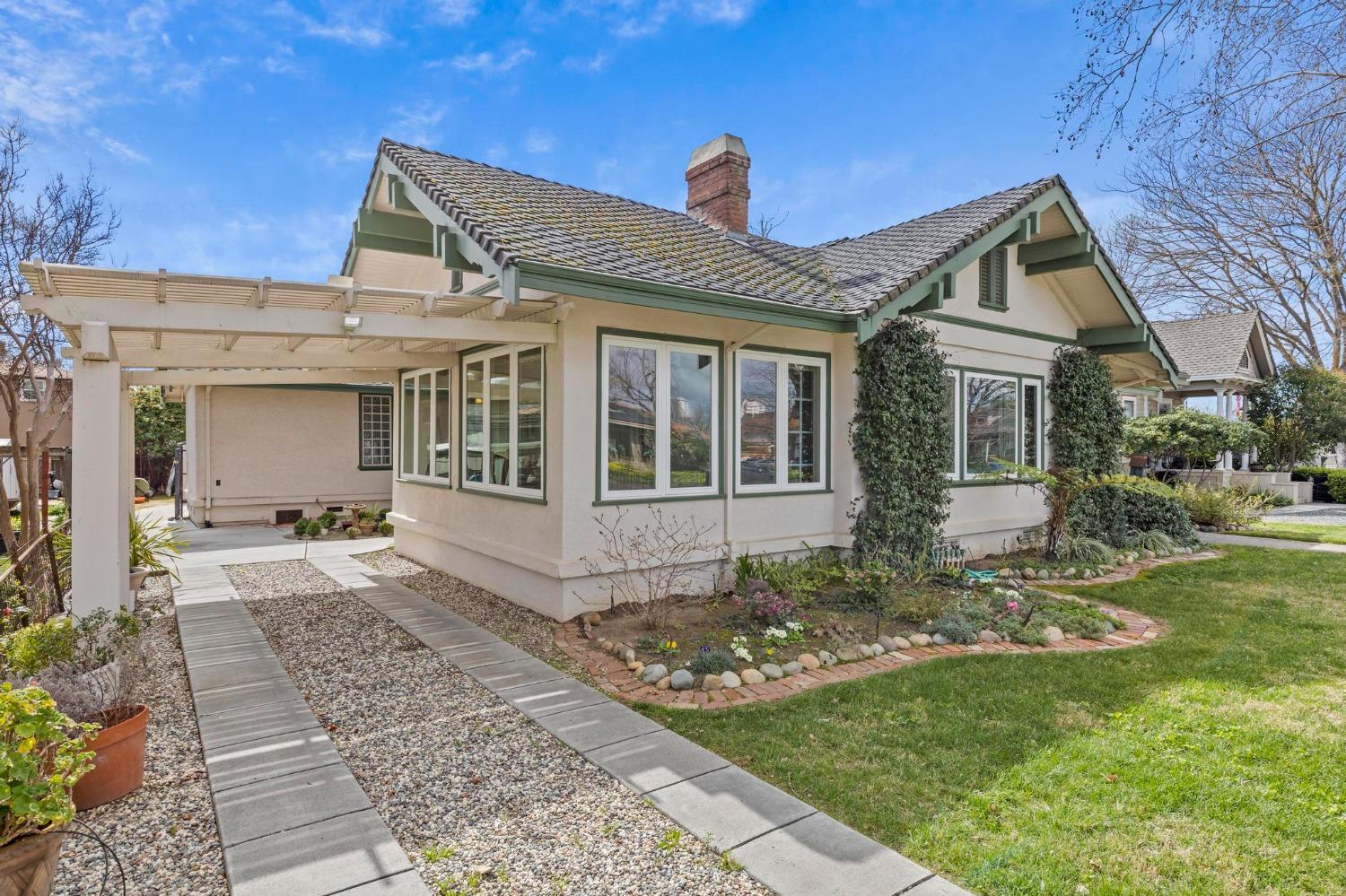 643 Oak Street