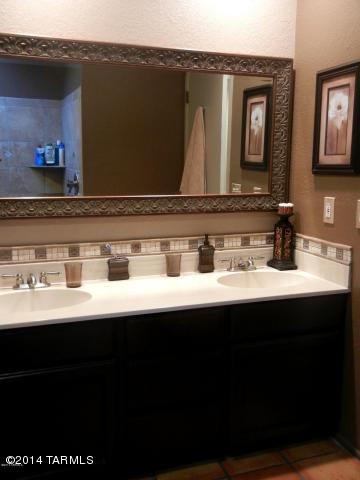 5613 N Calle De La Reina