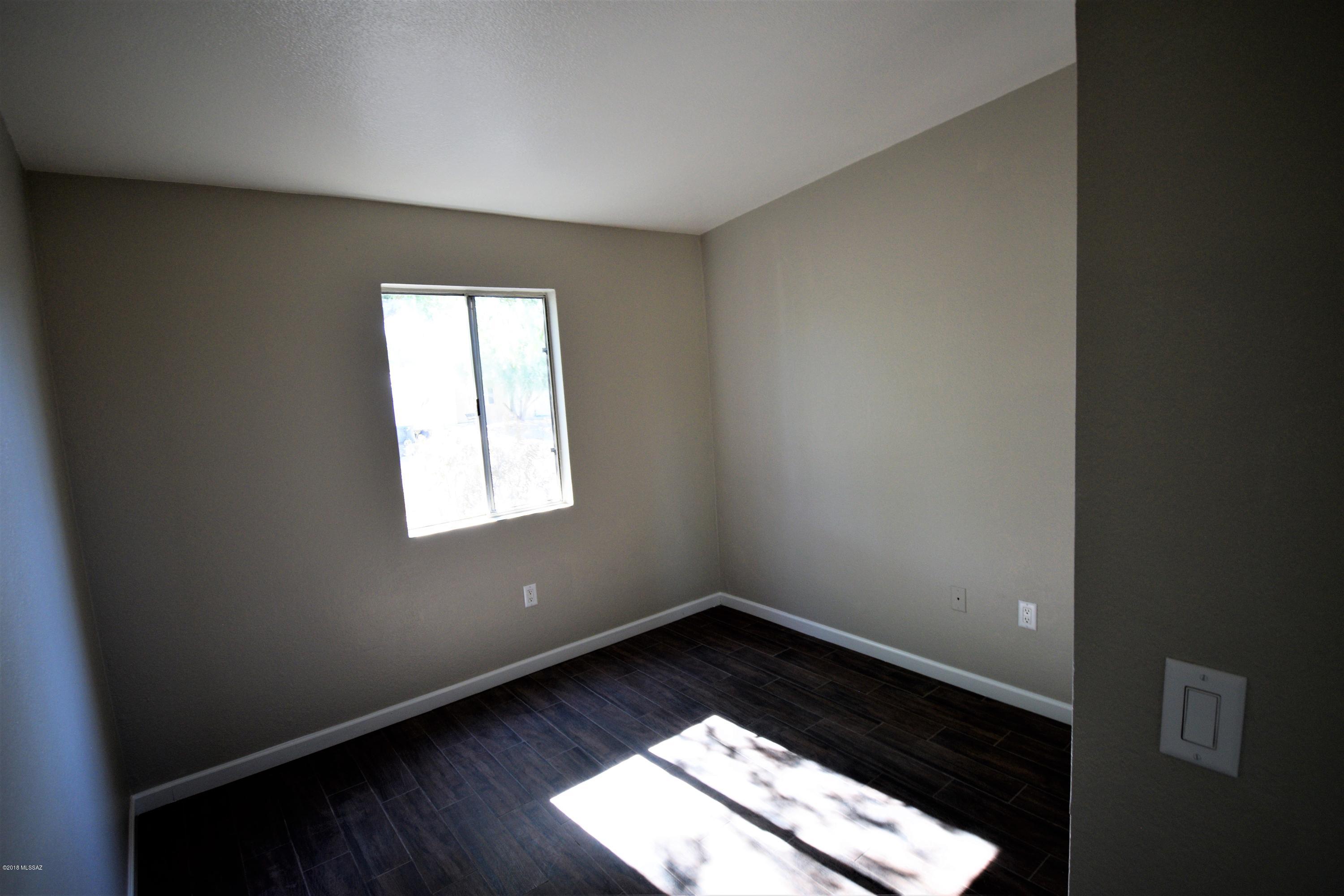 7417 N Bradley Place