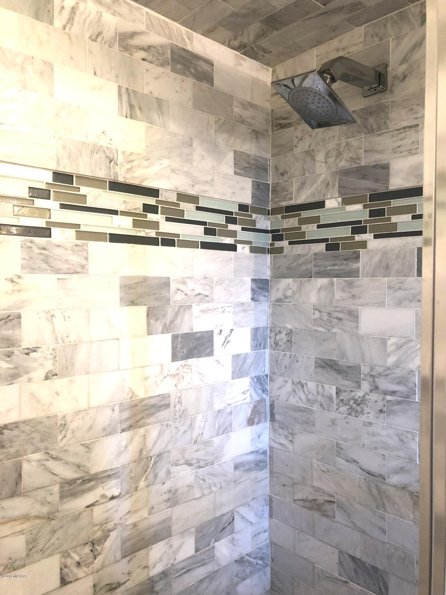 7417 N Bradley Place