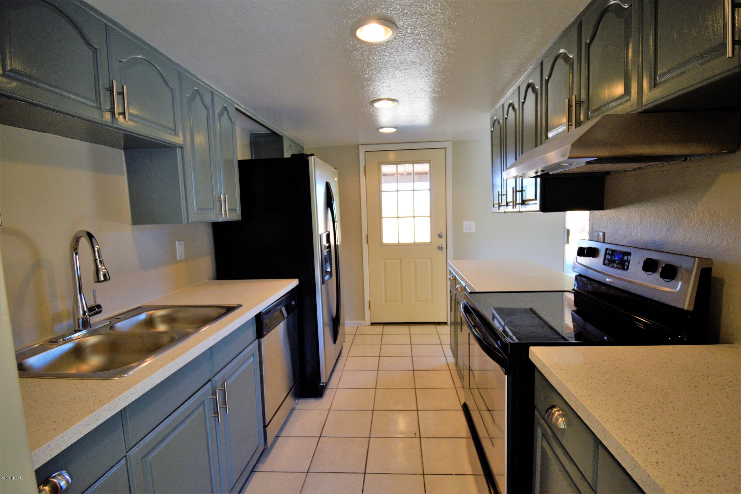 7417 N Bradley Place