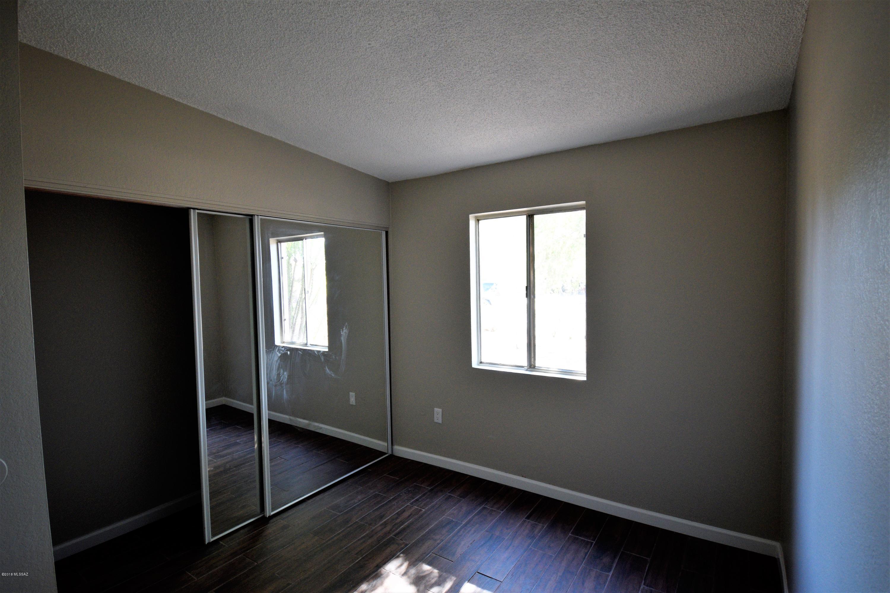 7417 N Bradley Place