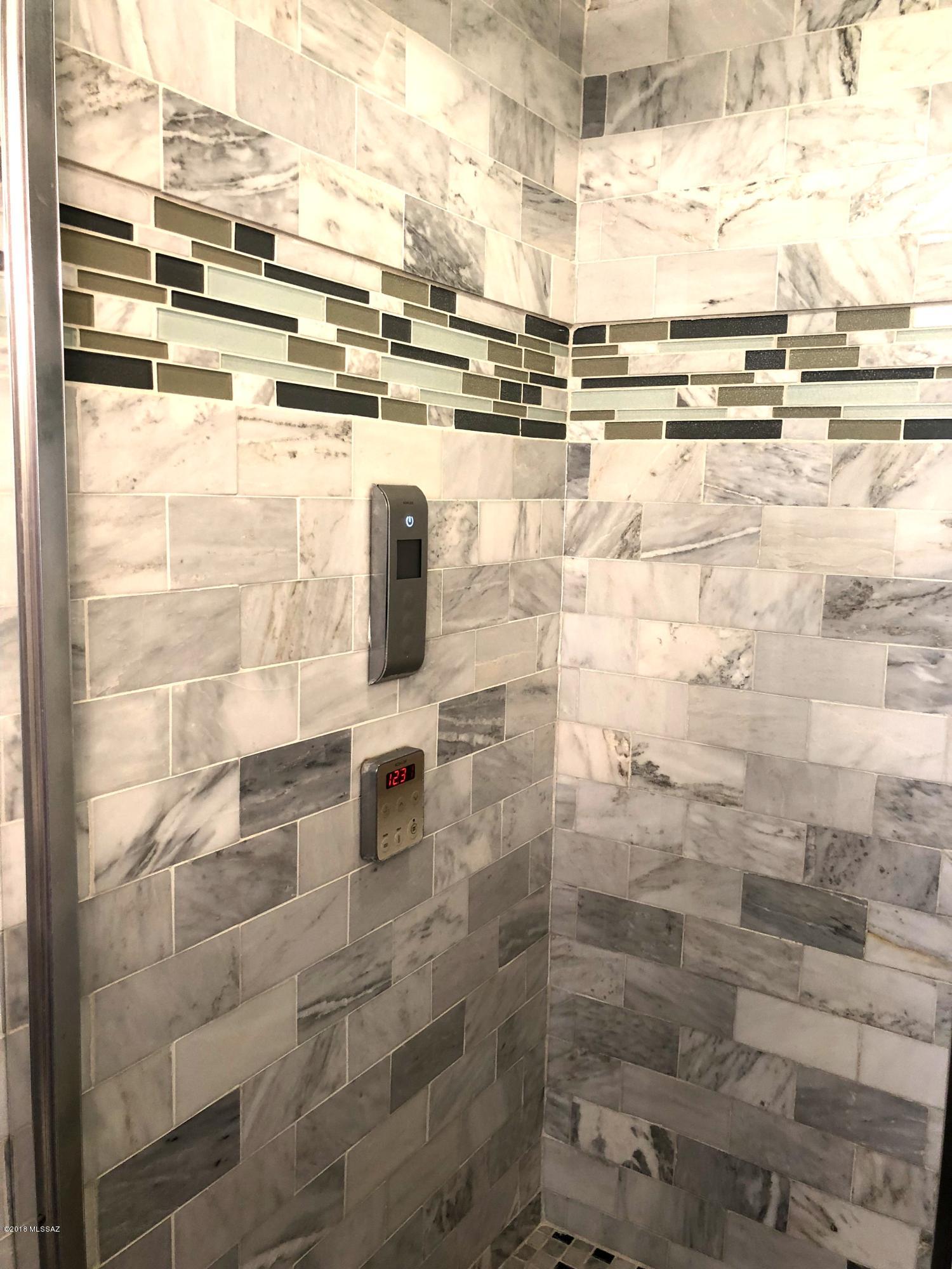 7417 N Bradley Place