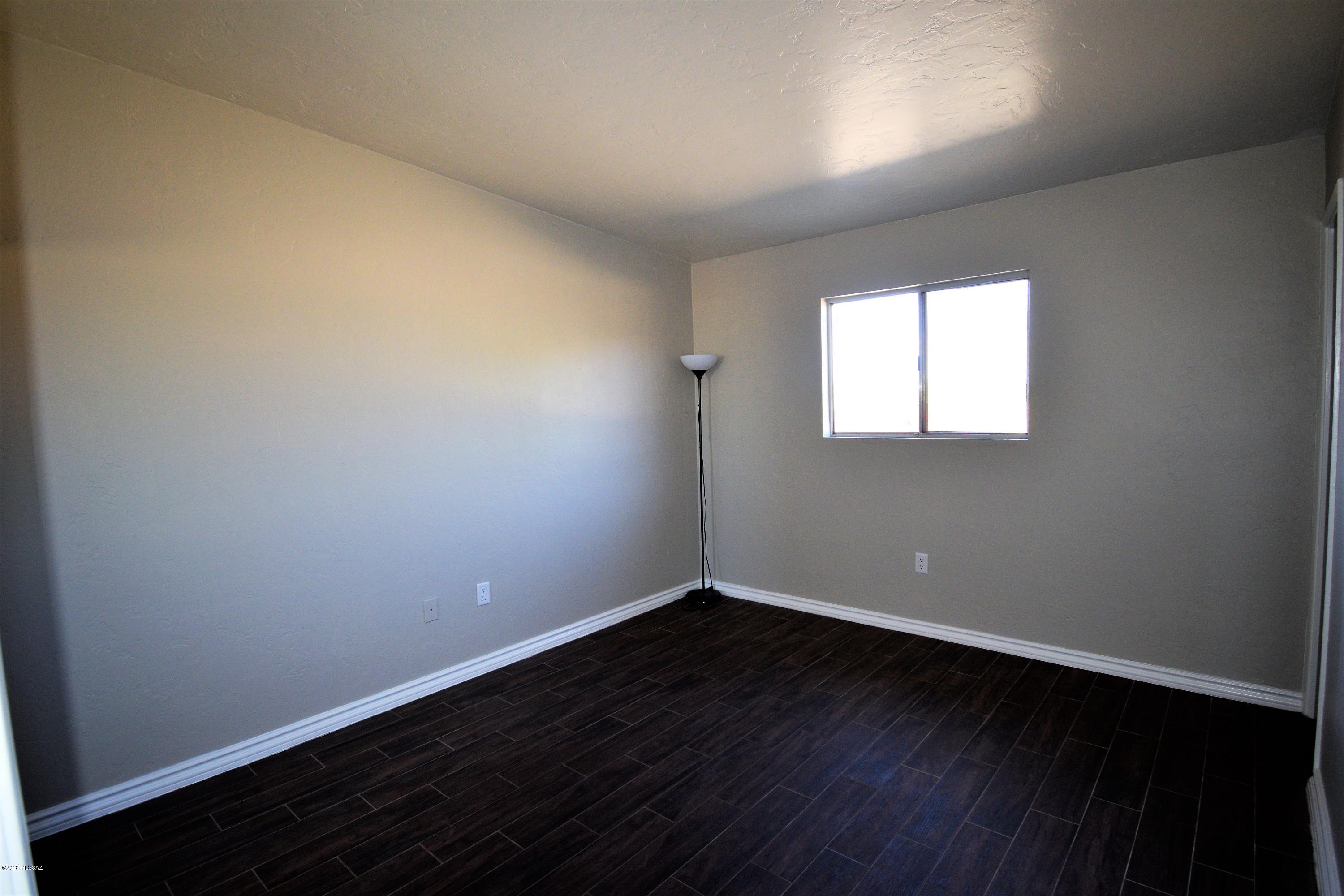 7417 N Bradley Place