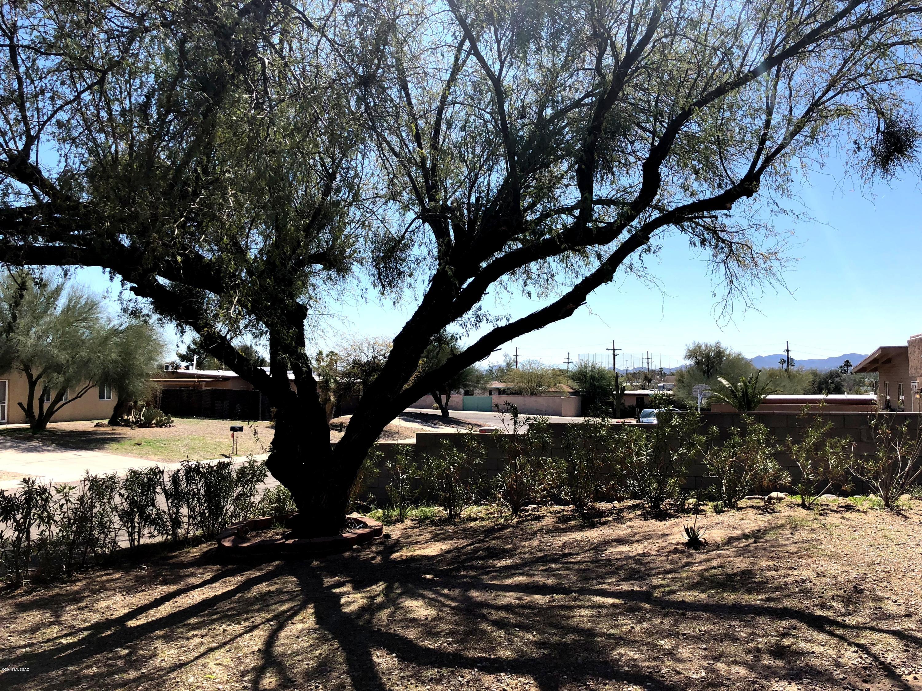 7417 N Bradley Place