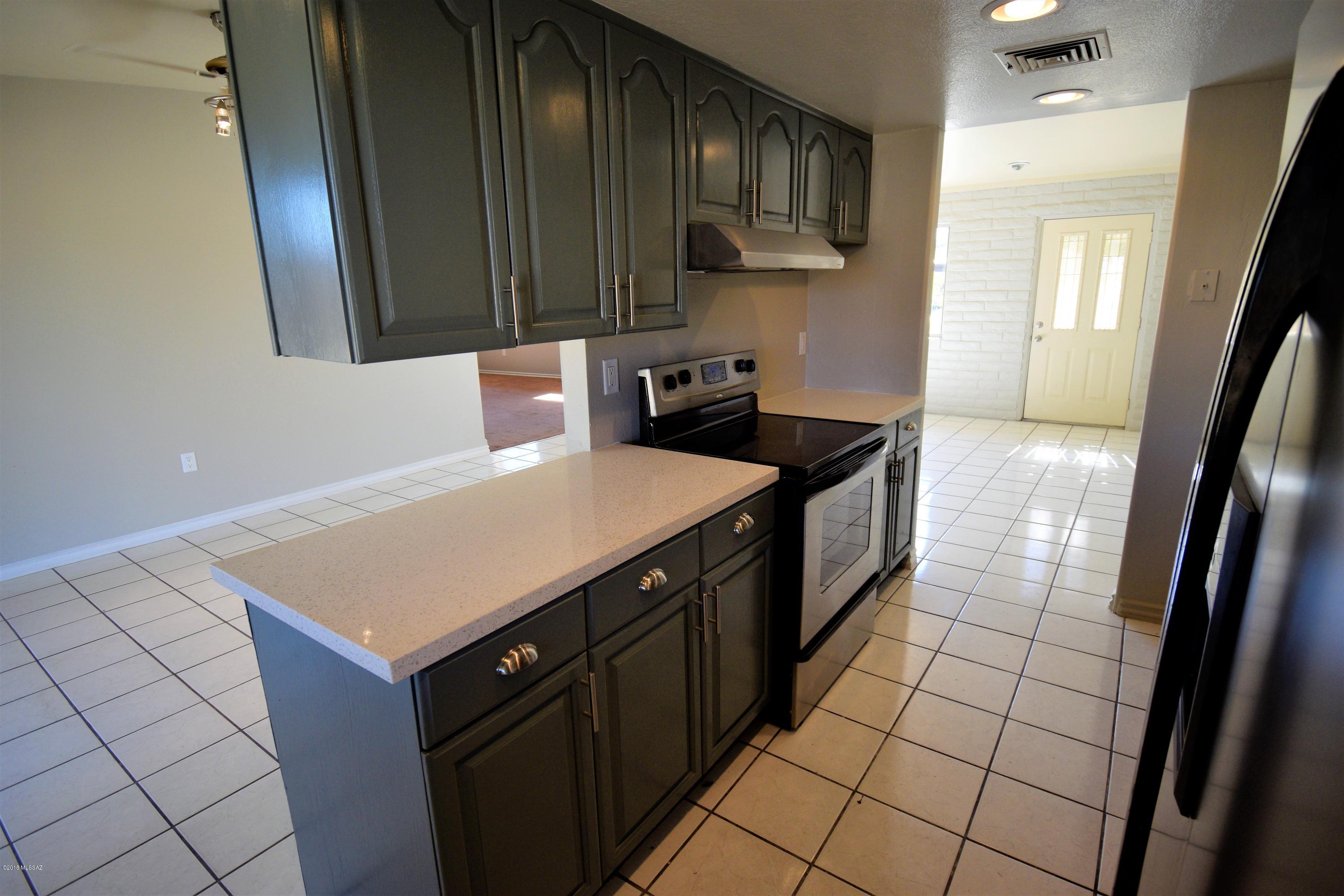 7417 N Bradley Place