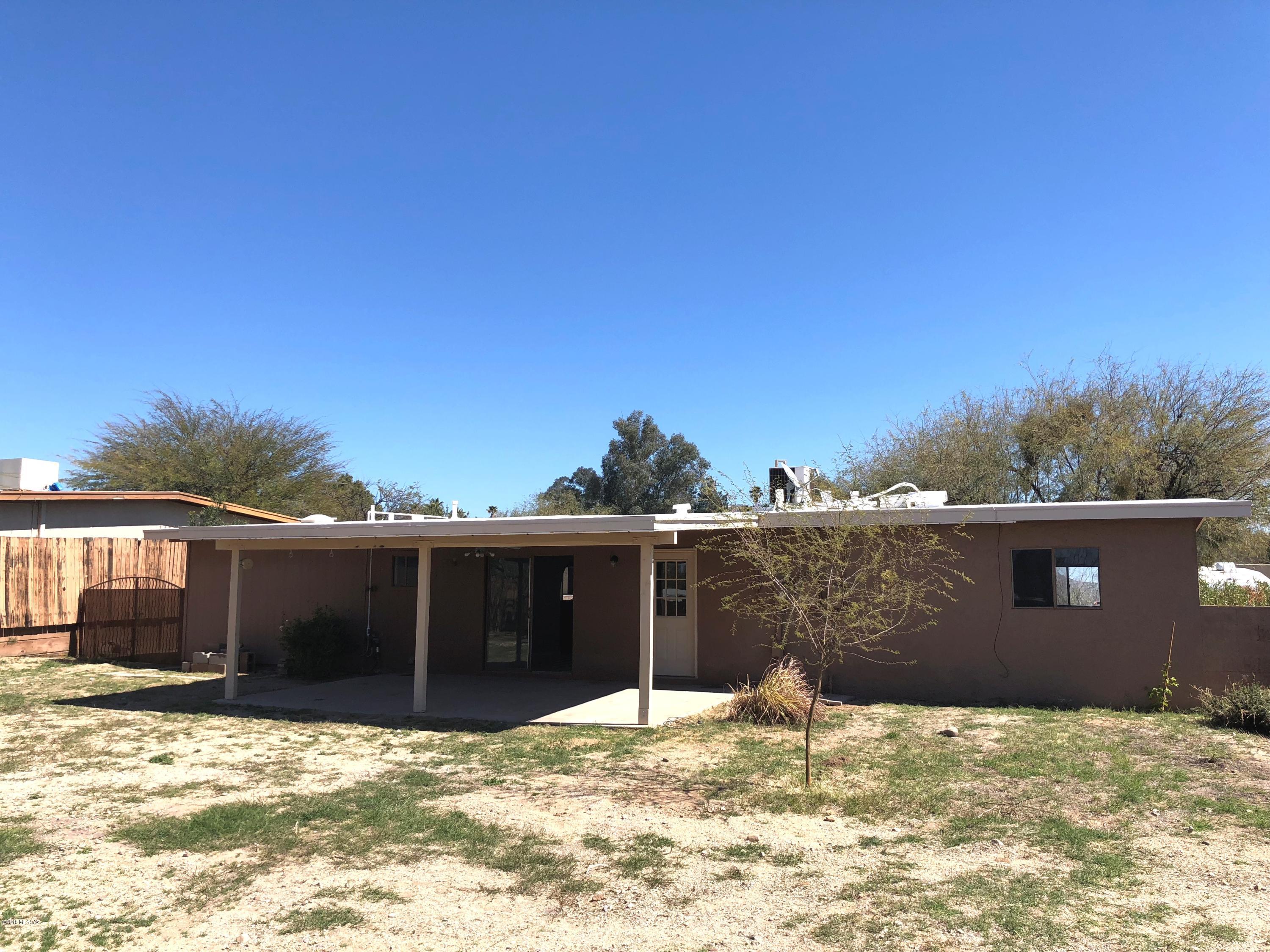 7417 N Bradley Place