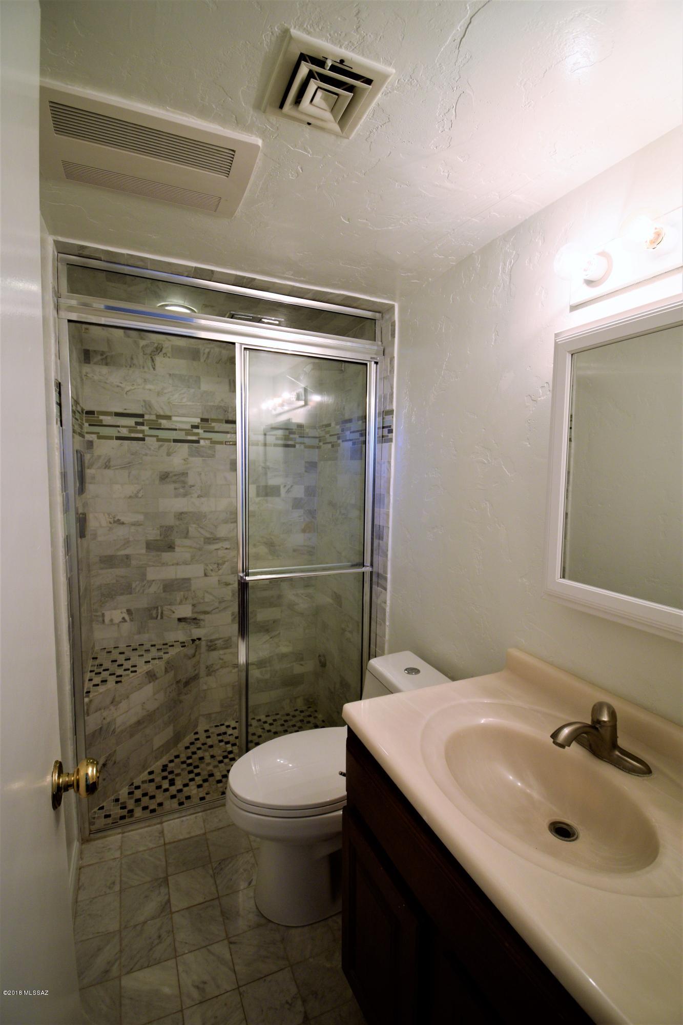 7417 N Bradley Place