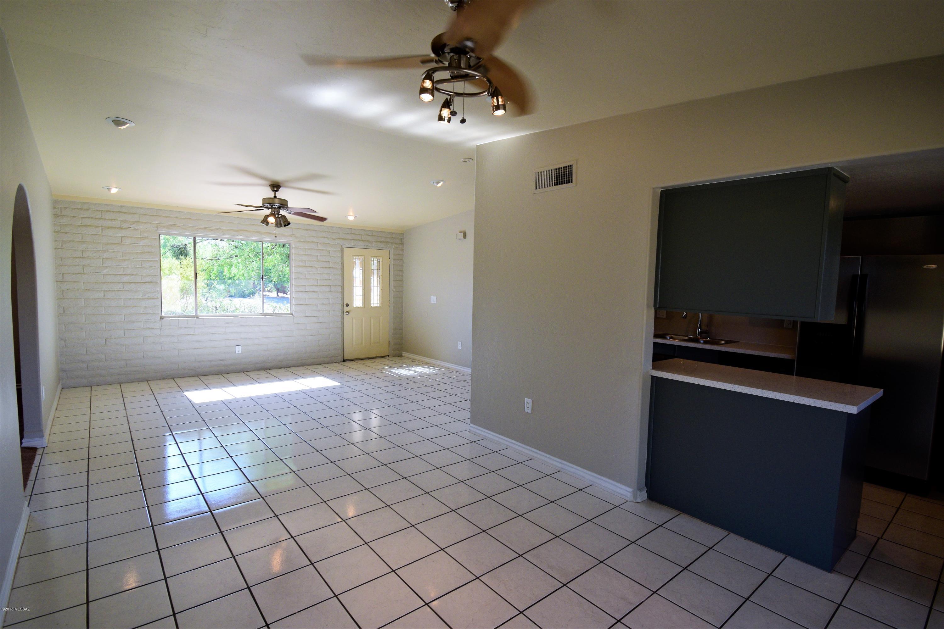 7417 N Bradley Place