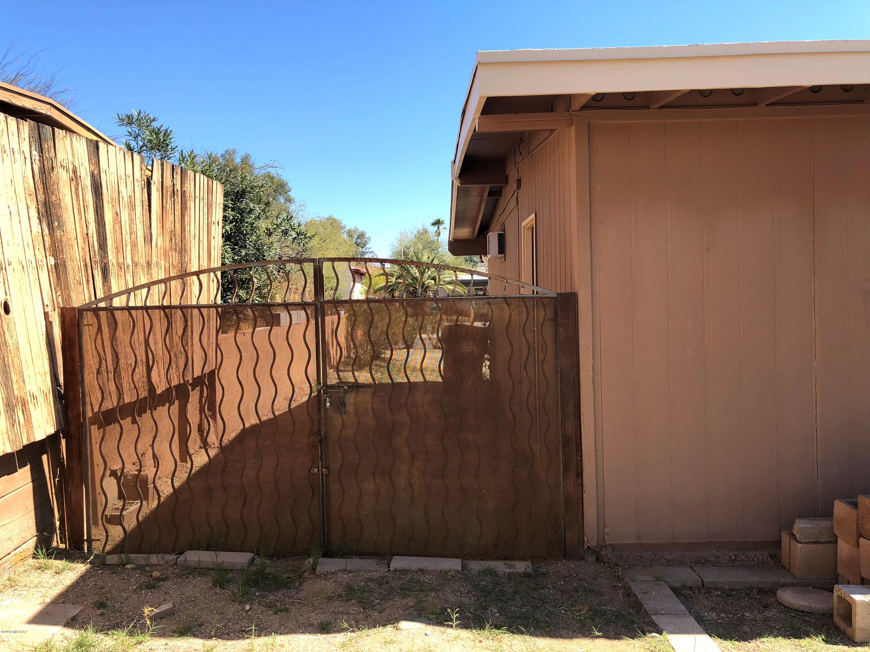 7417 N Bradley Place