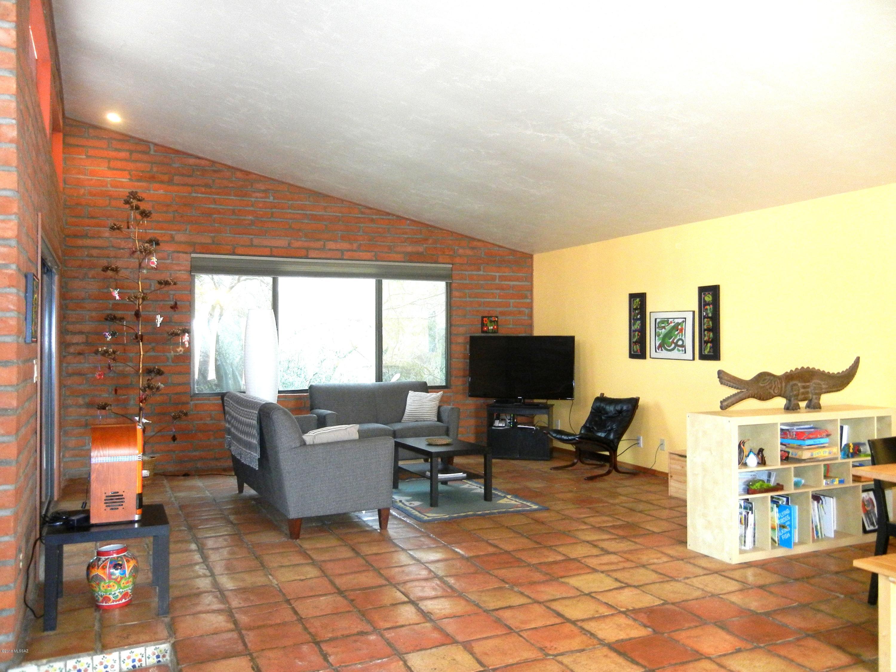 2280 N El Moraga Drive