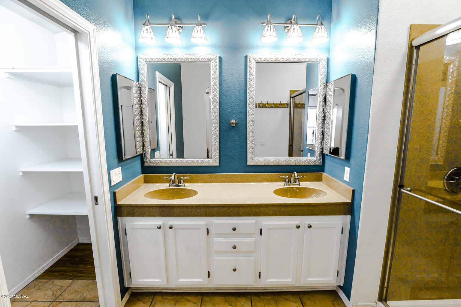 8936 N Bottlebush Lane