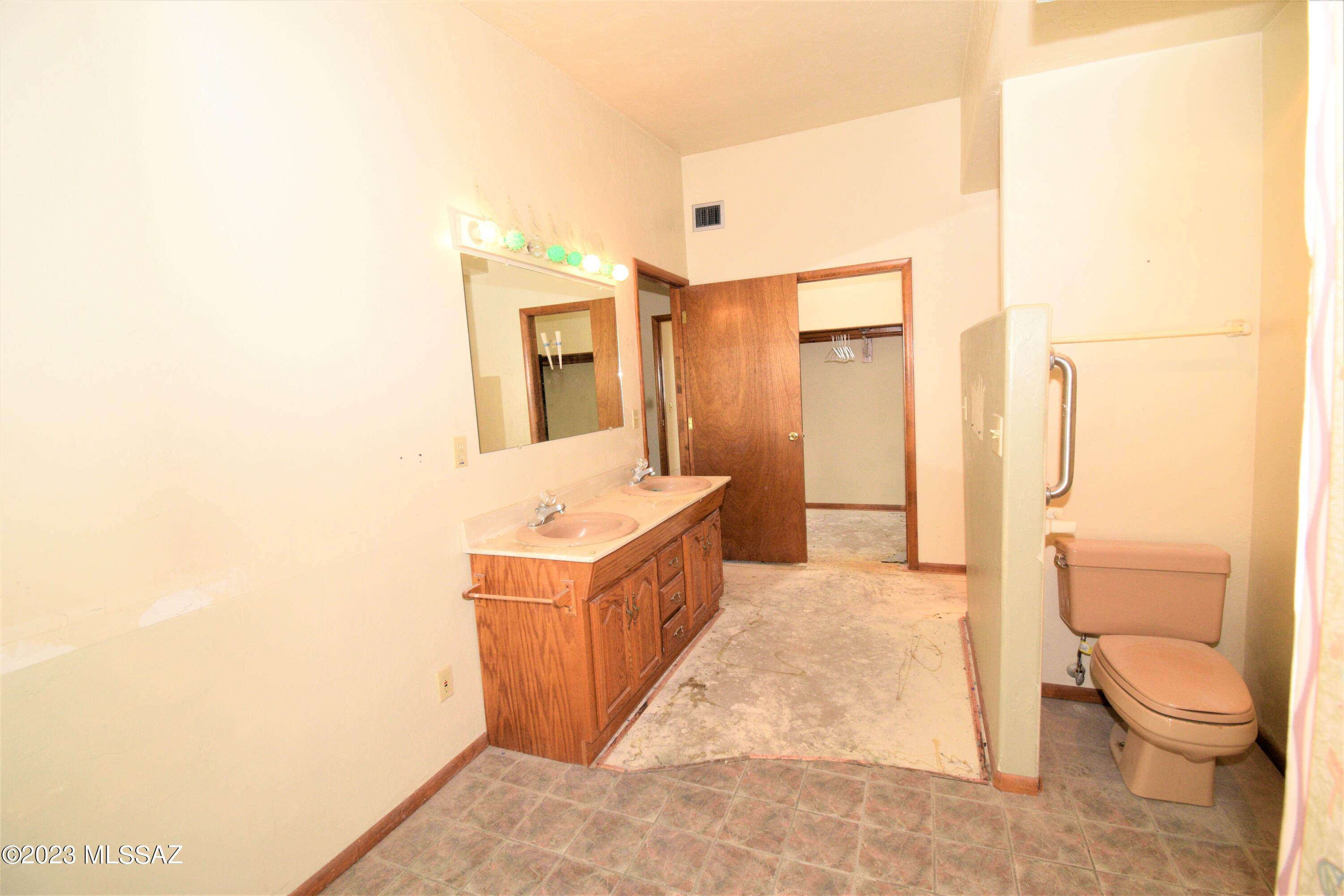 2465 N Tomahawk Trail