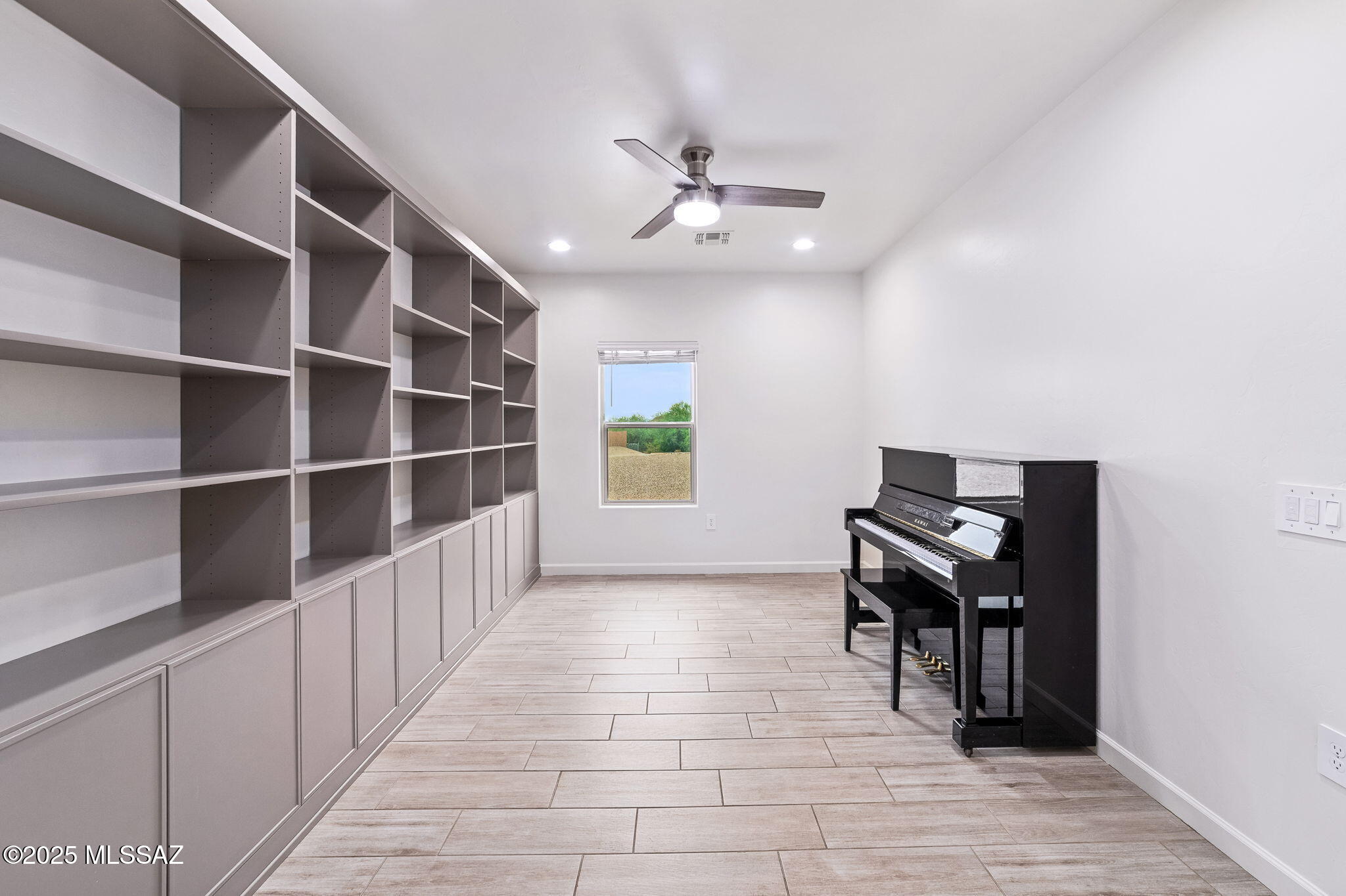 1121 W Meadow Groves Place