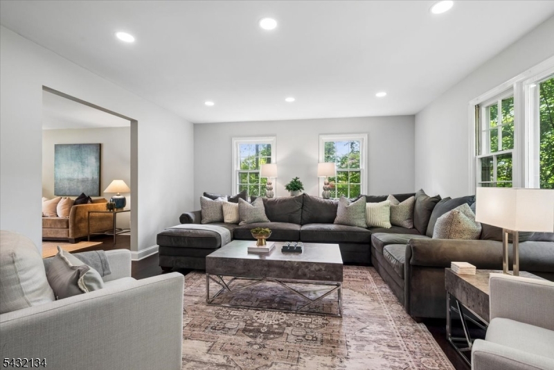 5 Blanchet Ct