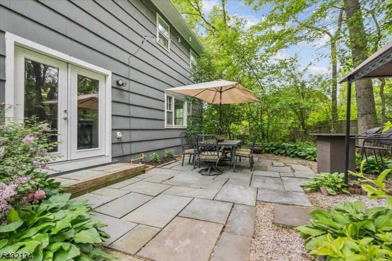5 Blanchet Ct
