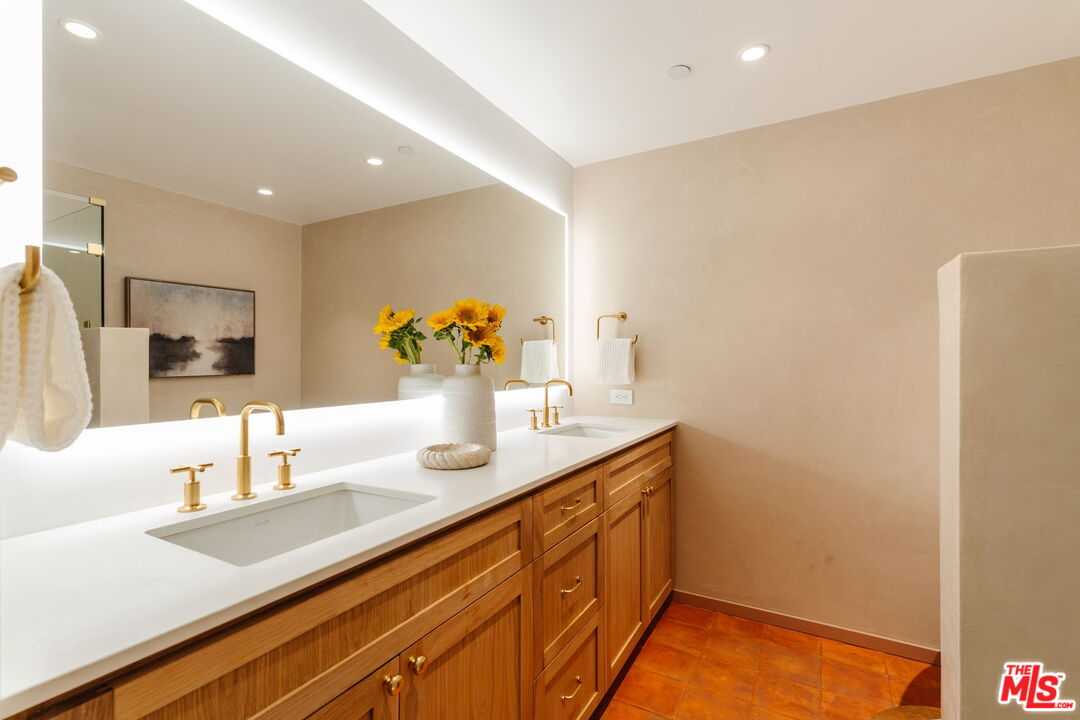 423 Arnaz Dr Unit: 203