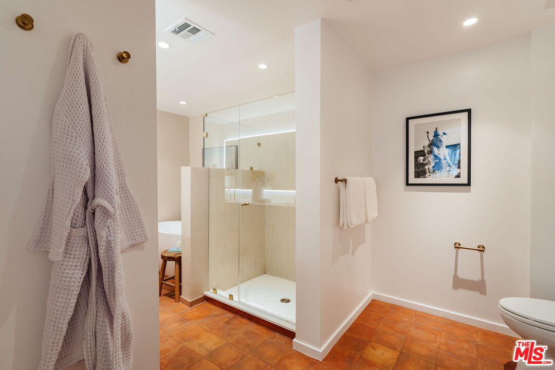 423 Arnaz Dr Unit: 203