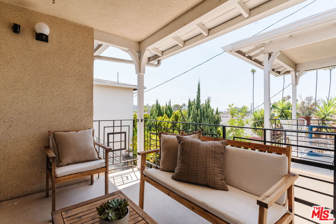 2021 Hillhurst Ave Unit: 9