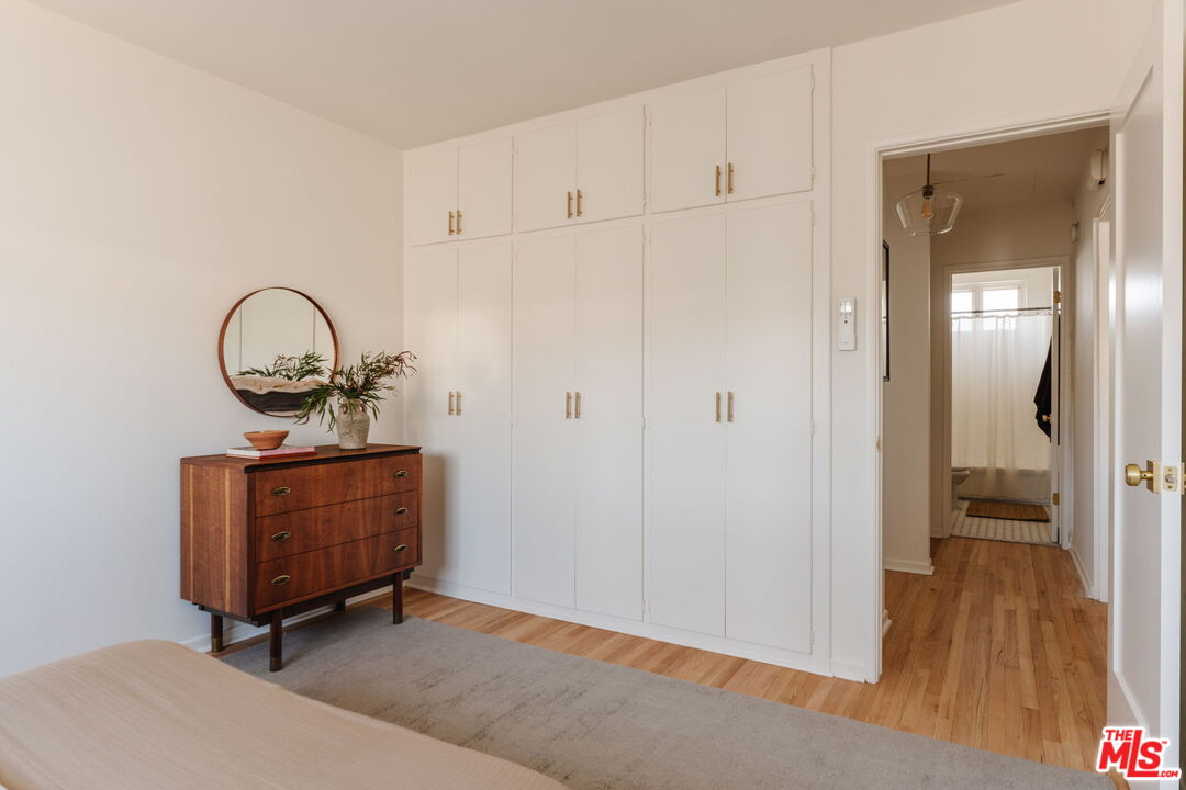 2021 Hillhurst Ave Unit: 9