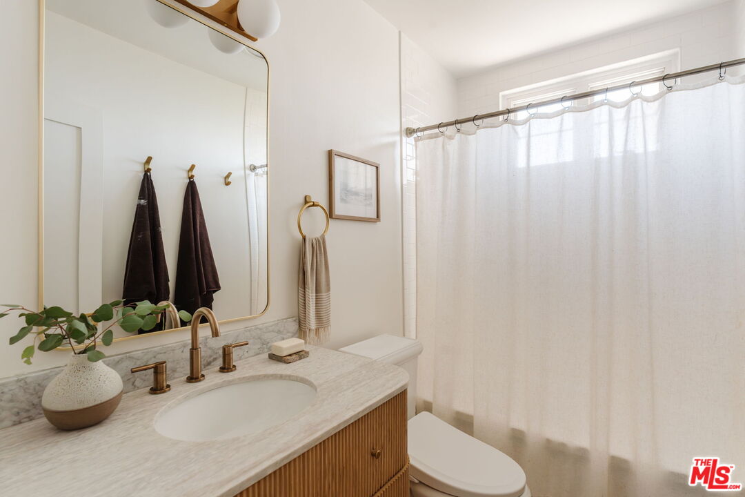 2021 Hillhurst Ave Unit: 9