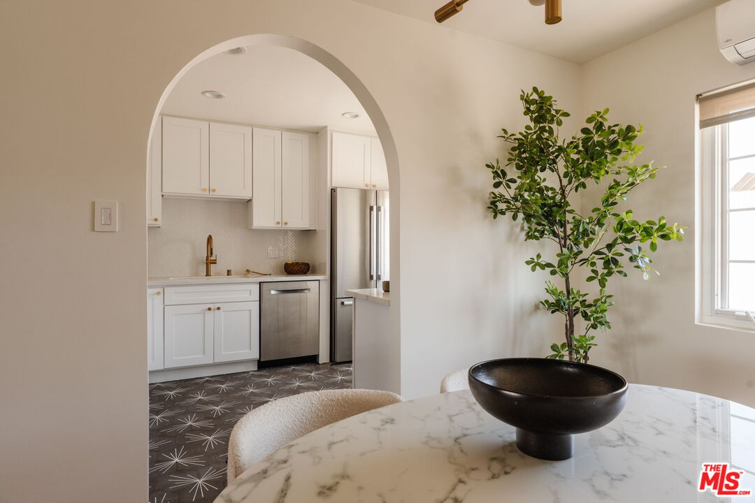2021 Hillhurst Ave Unit: 9