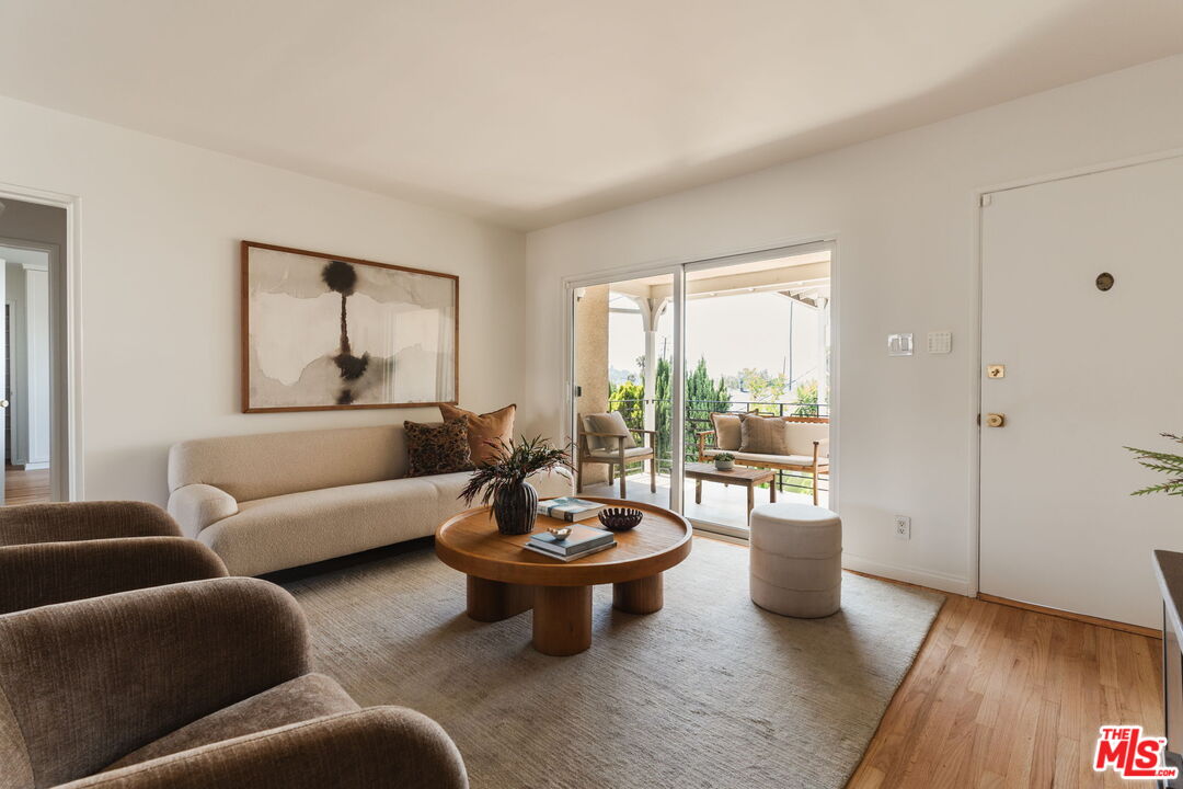 2021 Hillhurst Ave Unit: 9