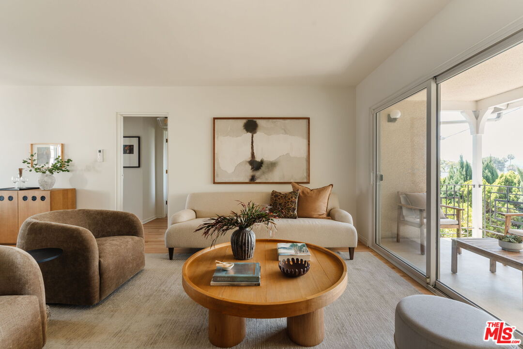 2021 Hillhurst Ave Unit: 9