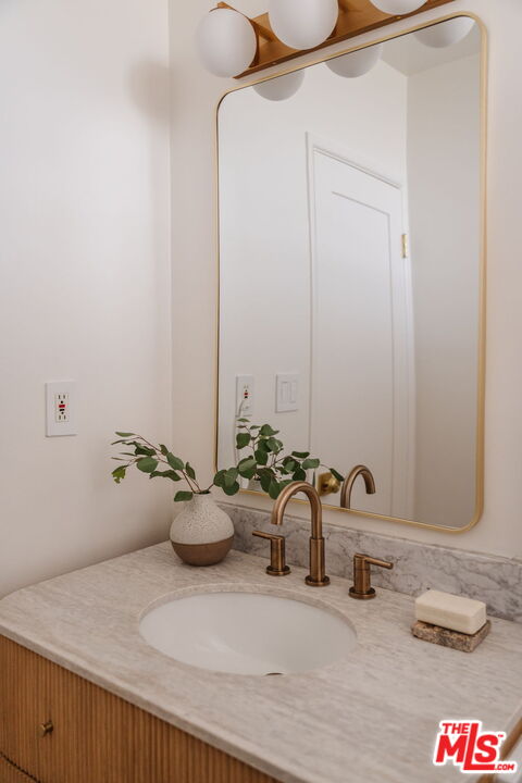 2021 Hillhurst Ave Unit: 9
