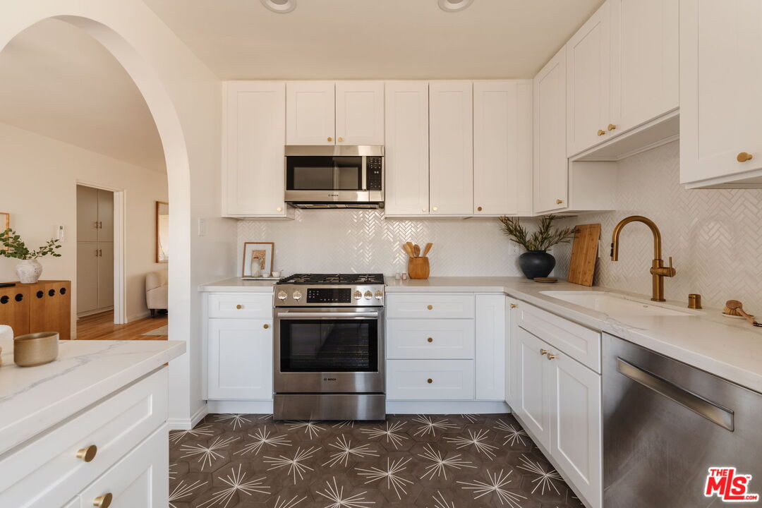 2021 Hillhurst Ave Unit: 9