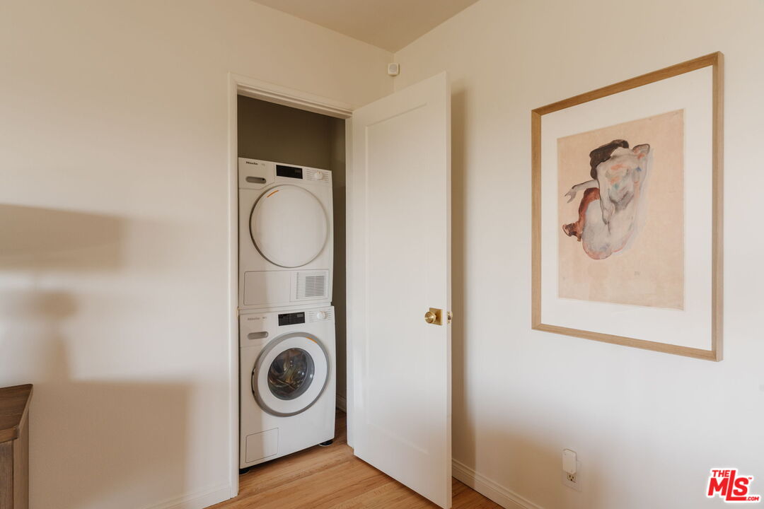 2021 Hillhurst Ave Unit: 9