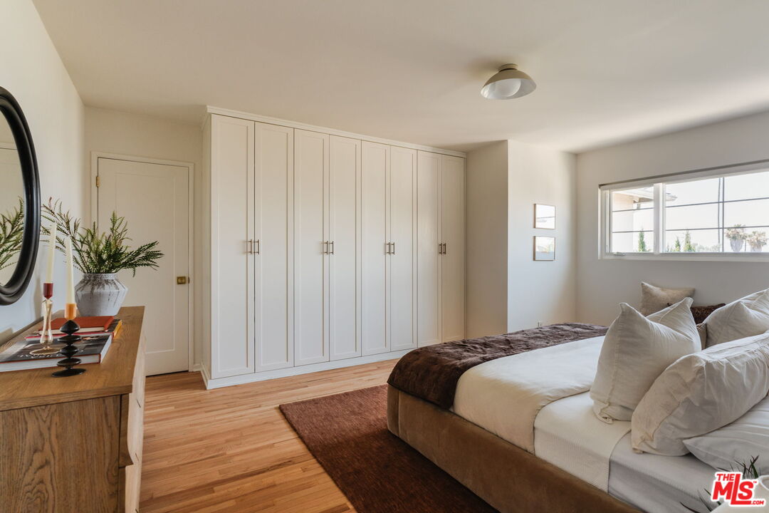 2021 Hillhurst Ave Unit: 9