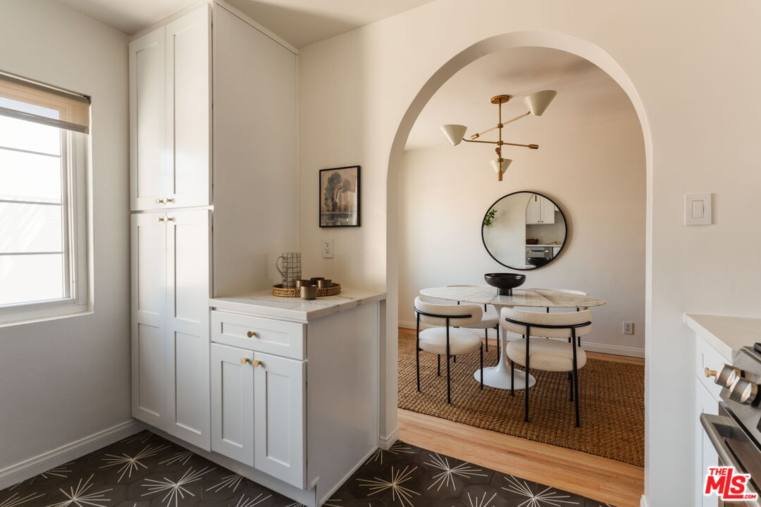 2021 Hillhurst Ave Unit: 9