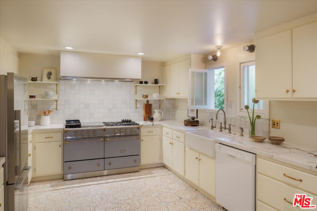 3627 Cody Rd