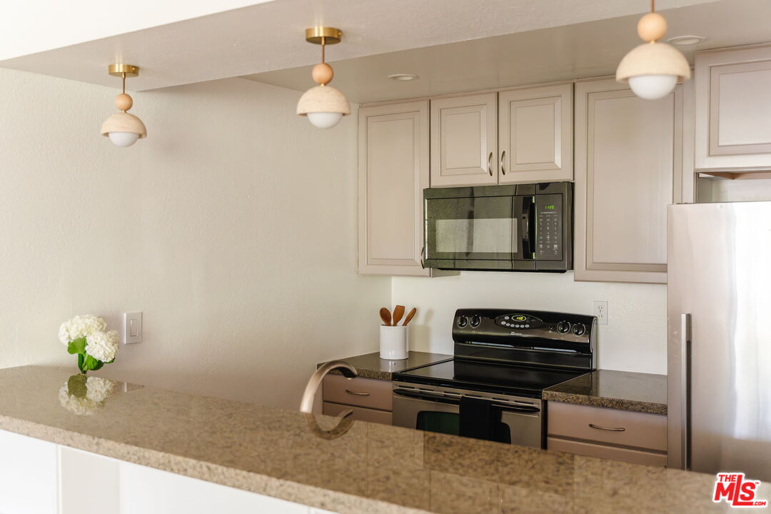 750 N Kings Rd Unit: 315