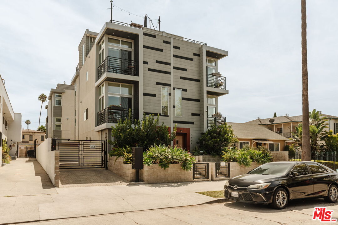 1434 S Sycamore Ave