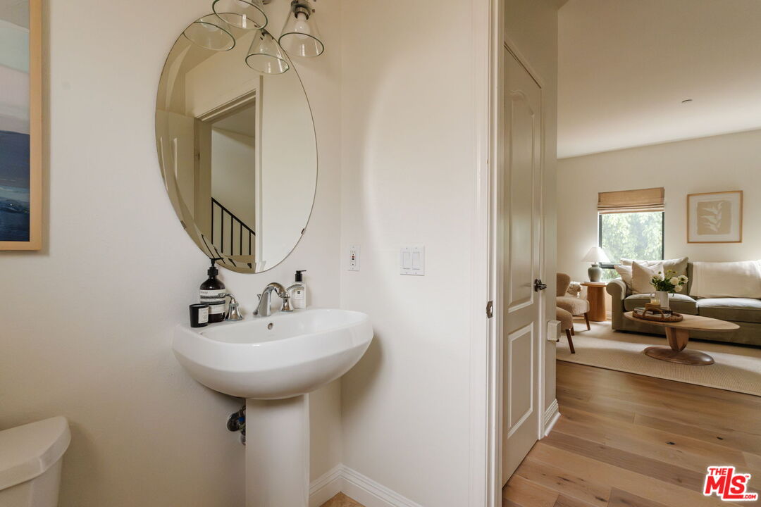 14322 Dickens St Unit: 4