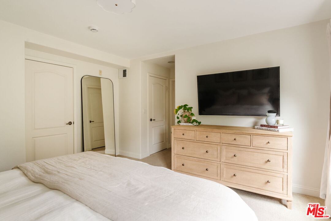 14322 Dickens St Unit: 4
