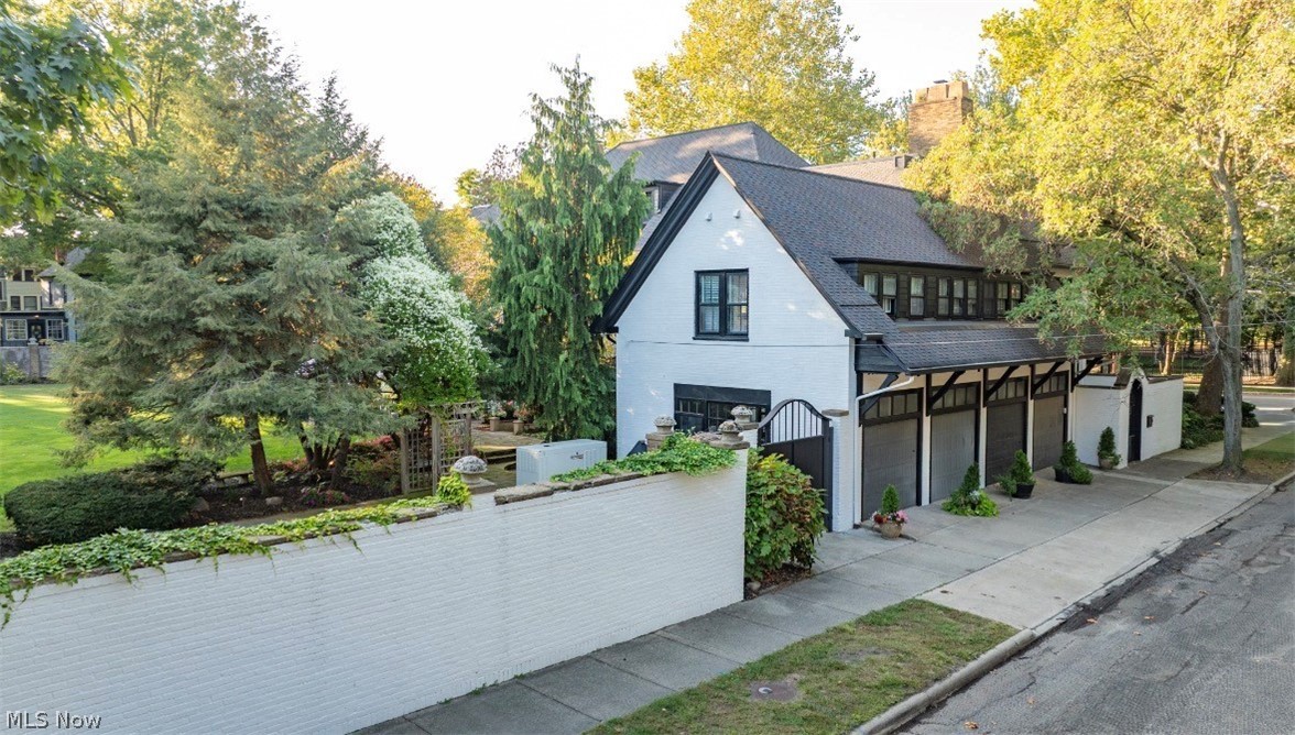 10494 Lake Shore Boulevard