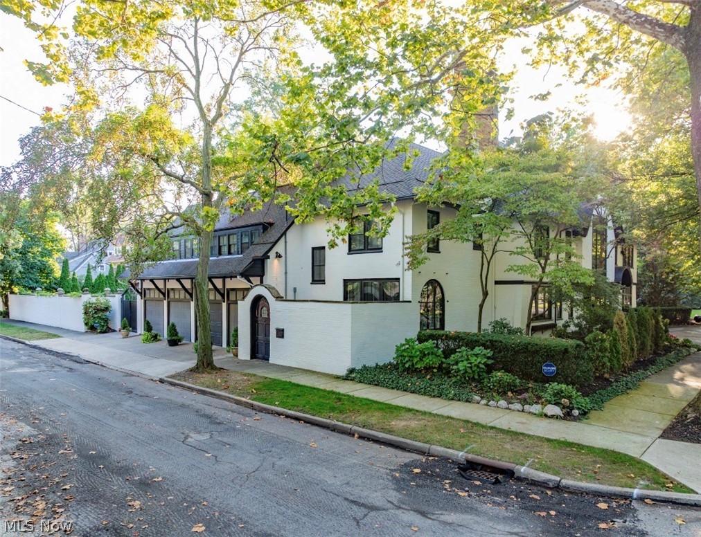 10494 Lake Shore Boulevard