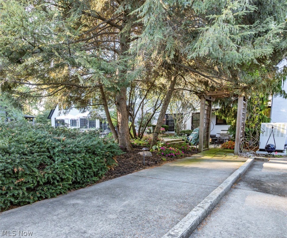 10494 Lake Shore Boulevard