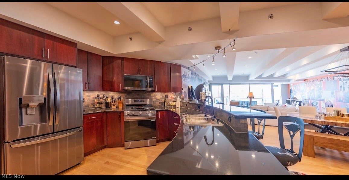 701 W Lakeside Avenue 503