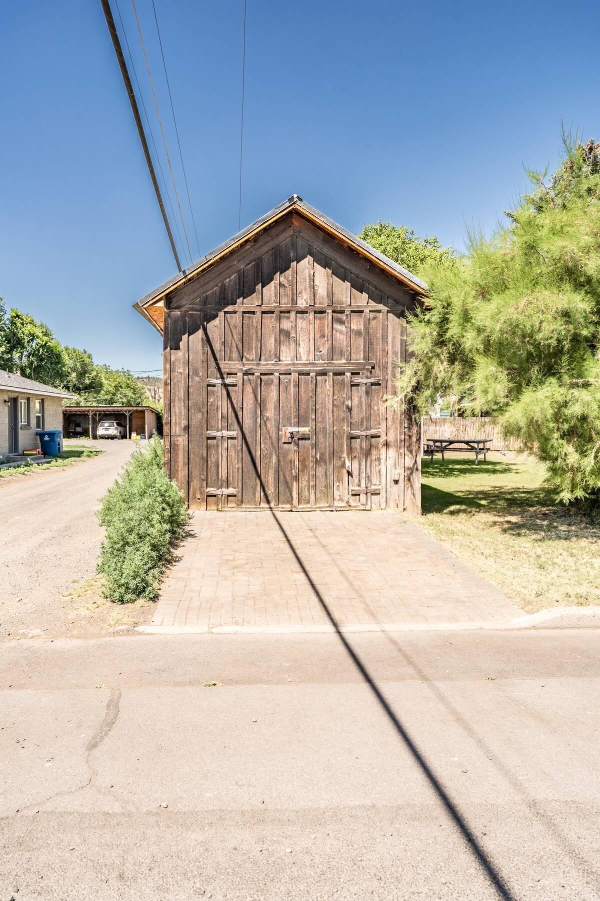 493 NW Deer Street