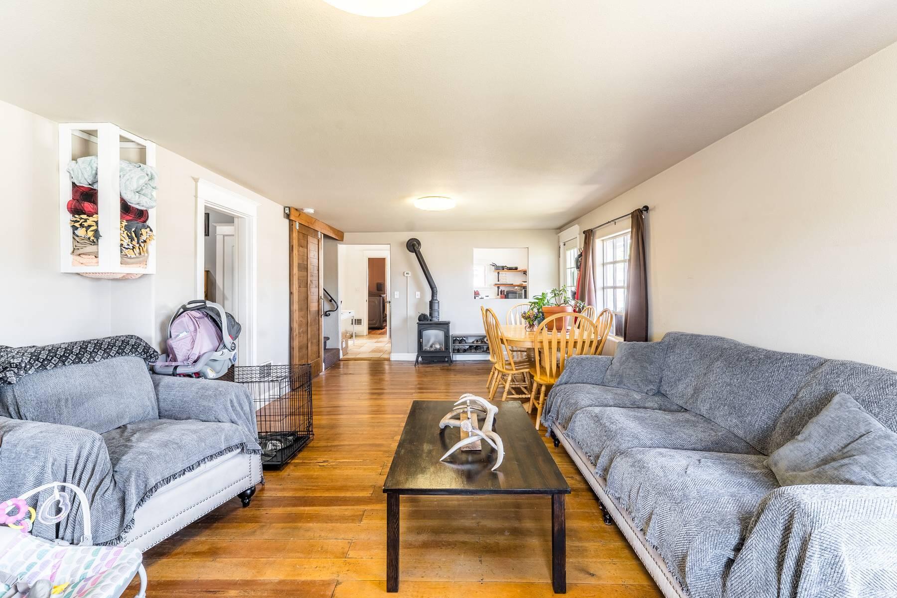 493 NW Deer Street