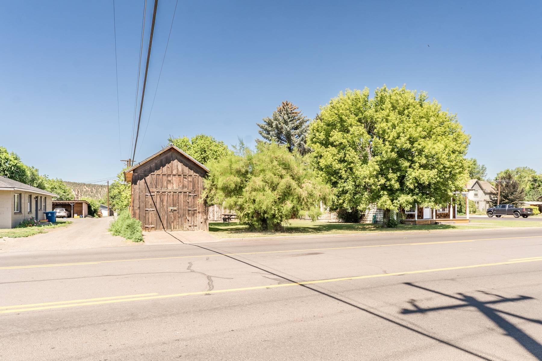 493 NW Deer Street