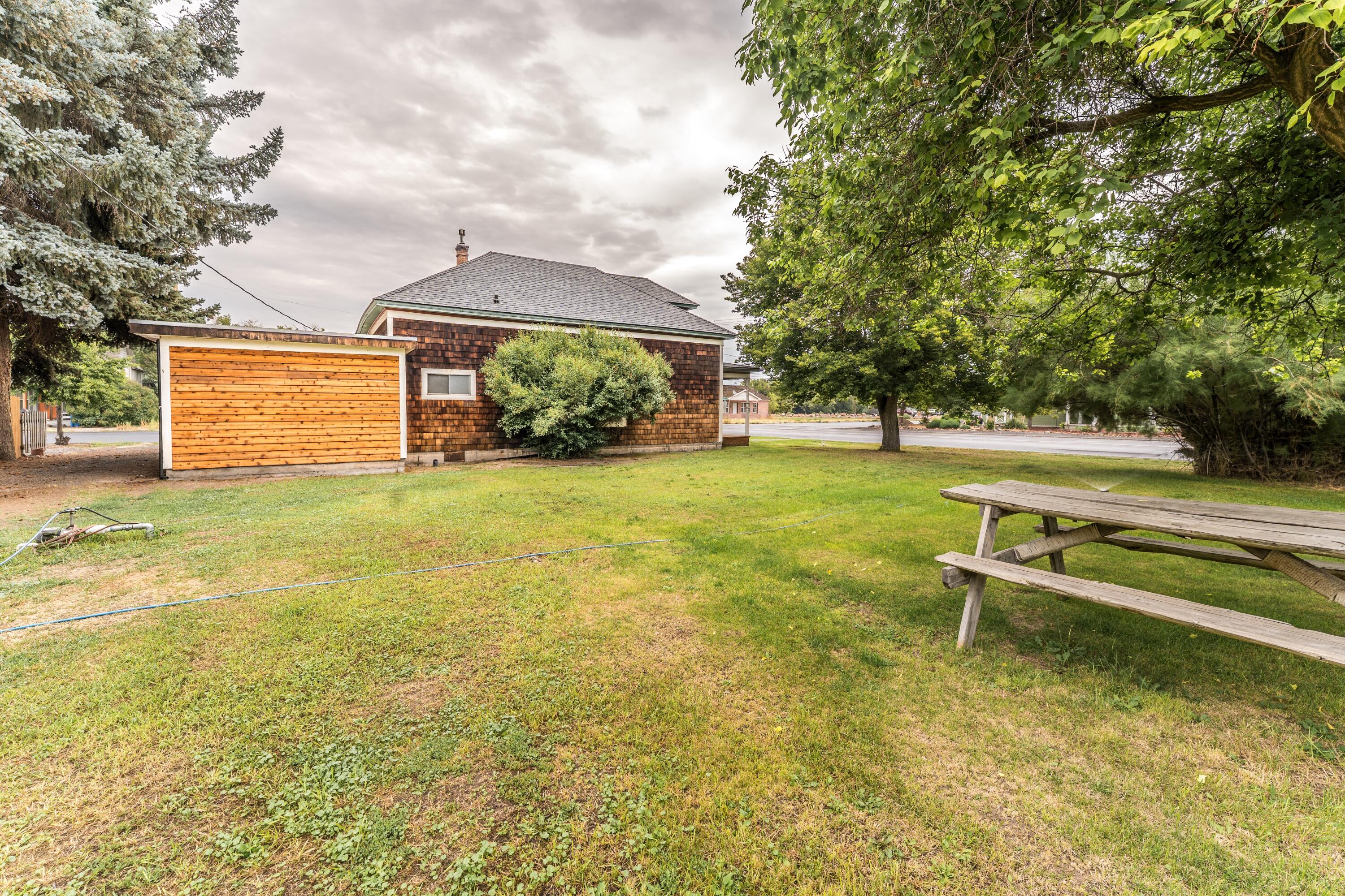 493 NW Deer Street